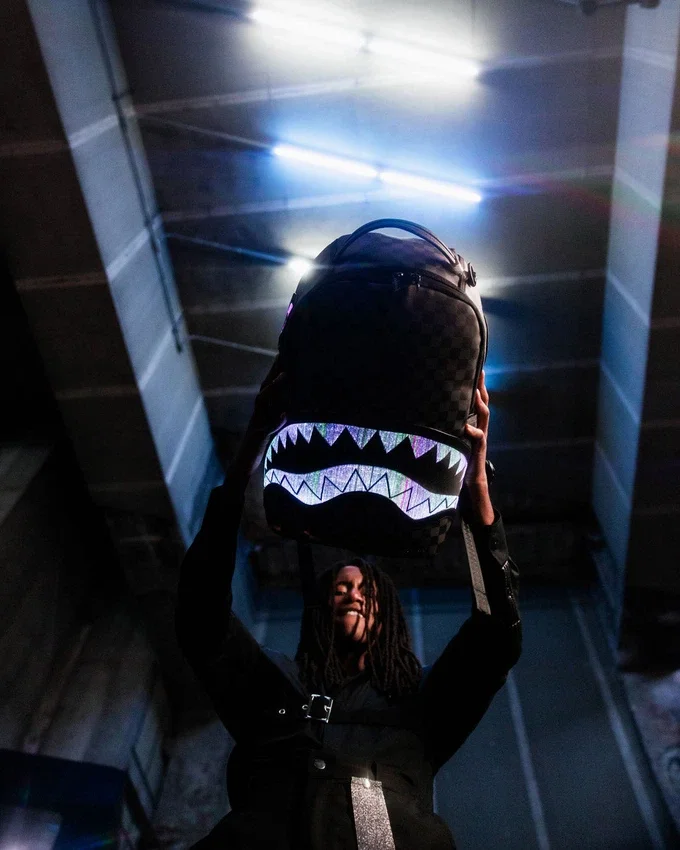 SHARK OPTICS - ΤΑ ΣΑΚΙΔΙΑ ΠΛΑΤΗΣ ΜΕ ΦΩΤΙΣΤΙΚΟ ΣΟΟΥ